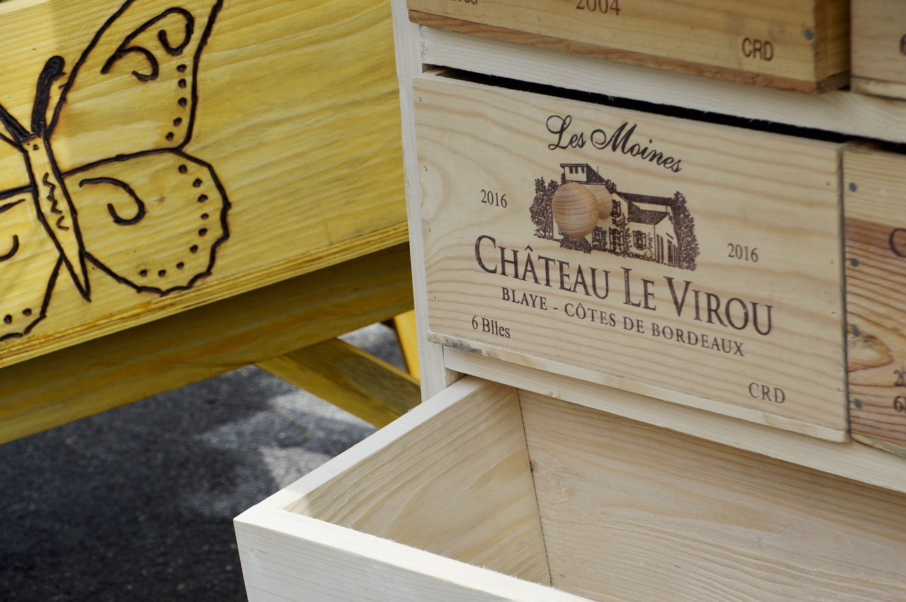 Détourner des caisses de vin pour réaliser une table design