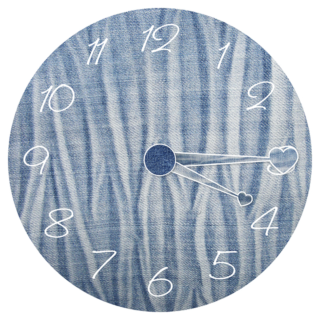 Horloge originale avec du tissu et un cercle à broder