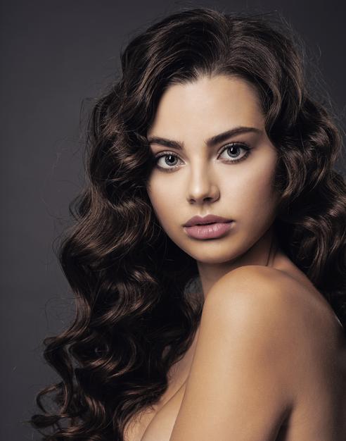 La femme et la coiffure qu’elle doit adopter au cours de sa vie