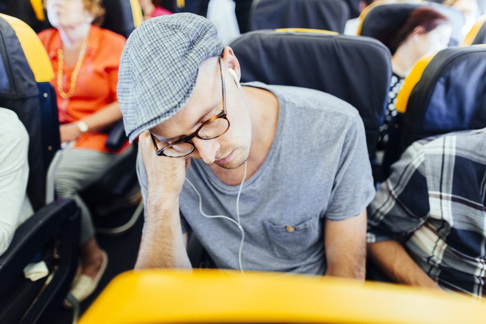 Découvrez les secrets infaillibles pour dormir comme un bébé en avion ou en train