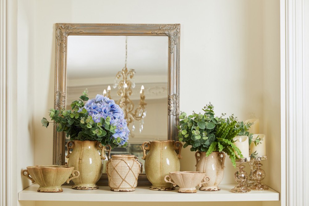 Le pouvoir des miroirs en décoration : agrandir et illuminer