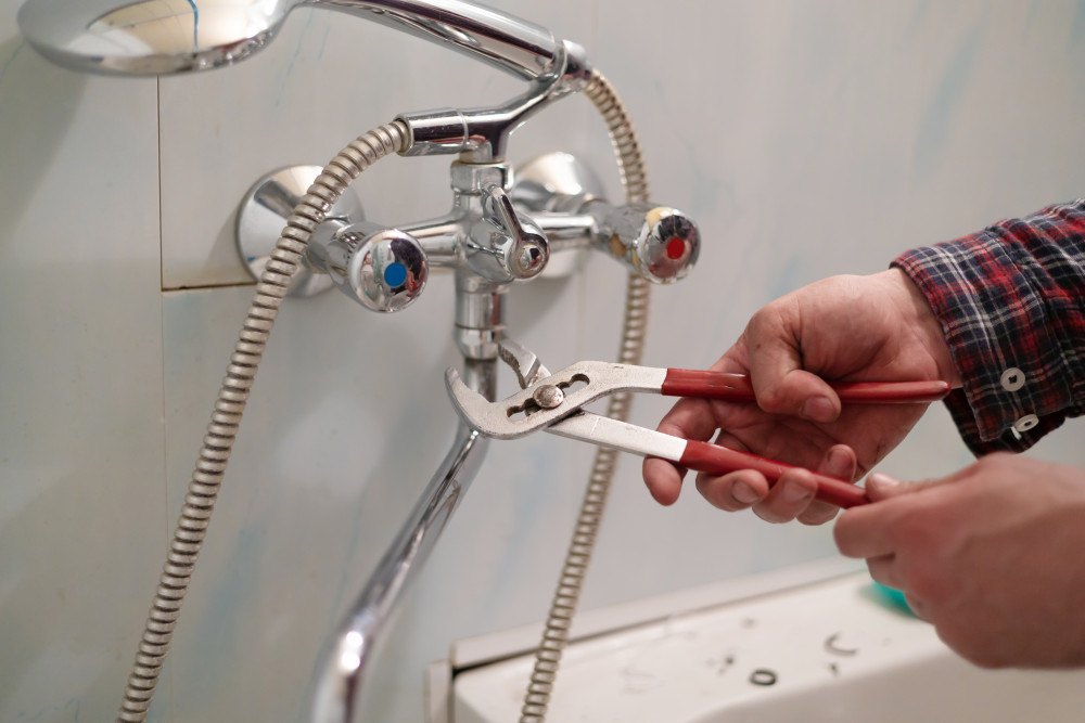 Déboucher des toilettes où l'eau remonte : techniques et astuces pour résoudre ce problème courant